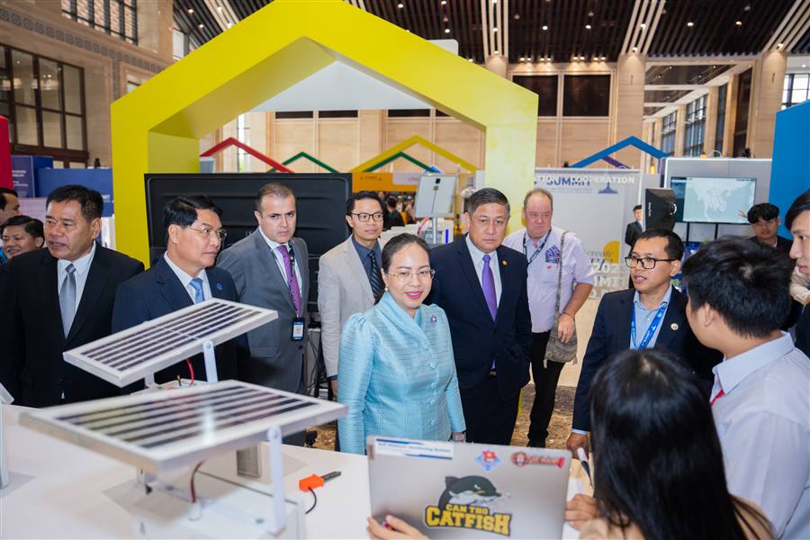 4th MRC Summit exhibition visit